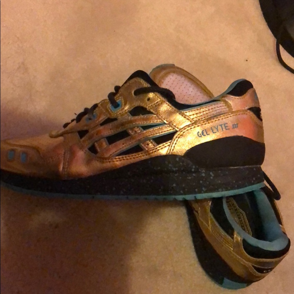 Sneakers - Picture 2 of 3